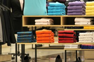 4 Kaos Brand Lokal Terbaik, Tampil Gaya Tanpa Khawatir Bau Badan   