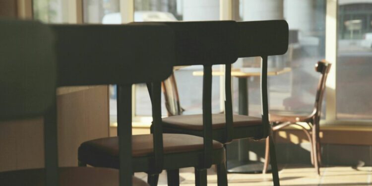 Kursi Indomaret Memang Nyaman, tapi Tidak Bisa Menggantikan Peran Psikolog Mojok.co