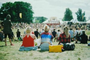 5 Starter Pack Remaja Jompo Saat Nonton Festival Musik