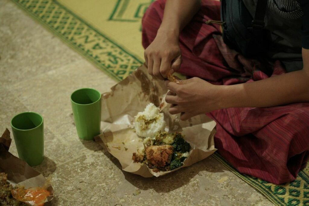 5 Kesalahan ketika Makan Nasi Padang yang Sering Dilakukan Orang Mojok.co