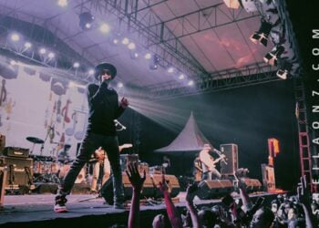 Konser Sheila On 7 Bandung Banyak Drama, tapi Tetap Ramai. Bukti Betapa Bucin Fans SO7 Mojok.co