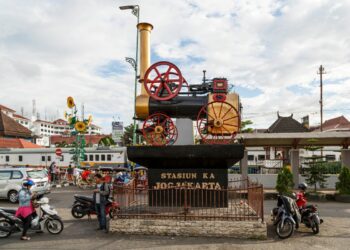 Stasiun Tugu Jogja Pilih Kasih: Pintu Timur Makin Bagus, Pintu Selatan Dibiarkan Tetap Semrawut