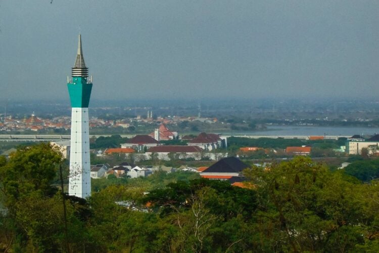 Gresik dan Surabaya Menyimpan Persoalan yang Tak Sepele, Jangan Tinggal di Sana kalau Kesabaranmu Setipis Tisu Dibelah Tujuh