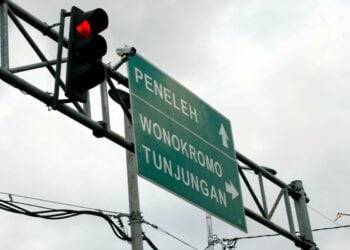 4 Perilaku Menyebalkan Pengguna Jalan Saat Berhenti di Lampu Merah