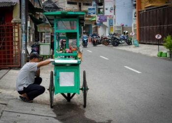 3 Kelakuan Pedagang Makanan Keliling yang Meresahkan Pembeli