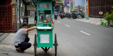 3 Kelakuan Pedagang Makanan Keliling yang Meresahkan Pembeli