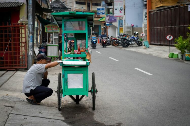 3 Kelakuan Pedagang Makanan Keliling yang Meresahkan Pembeli