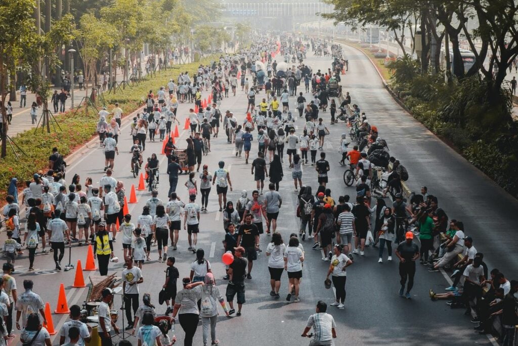 Kasta Sepatu Lari Lokal yang Banyak Dipakai Pelari CFD Sudirman. Nggak Usah Gengsi Pakai Merek Lokal!