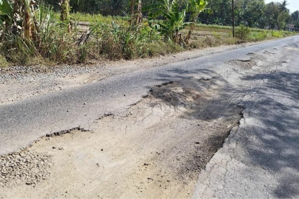 Jalan Dingkikan Bantul Menguji Nyali Pengendara. Jangan Lewat Sini Sendirian di Malam Hari!