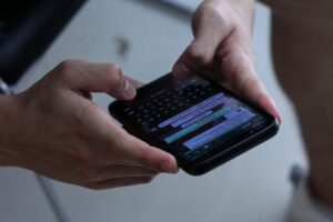 Telepon Ditakuti Anak Muda, Banyak yang Lebih Nyaman “Bicara” Melalui Chat