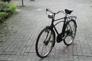 Ojek Sepeda Bertahan di Tengah Megahnya Kota Jakarta
