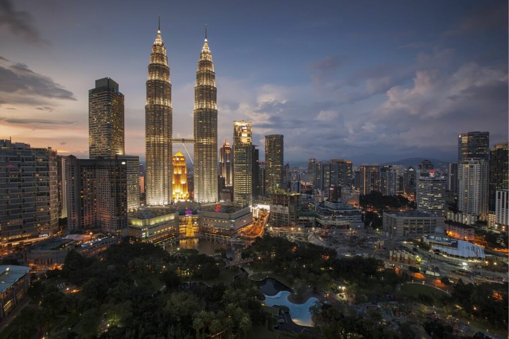 Culture Shock Saat di Malaysia: Motor Boleh Masuk Tol, dan Warga Lokalnya Suka Banget Pakai Jersey