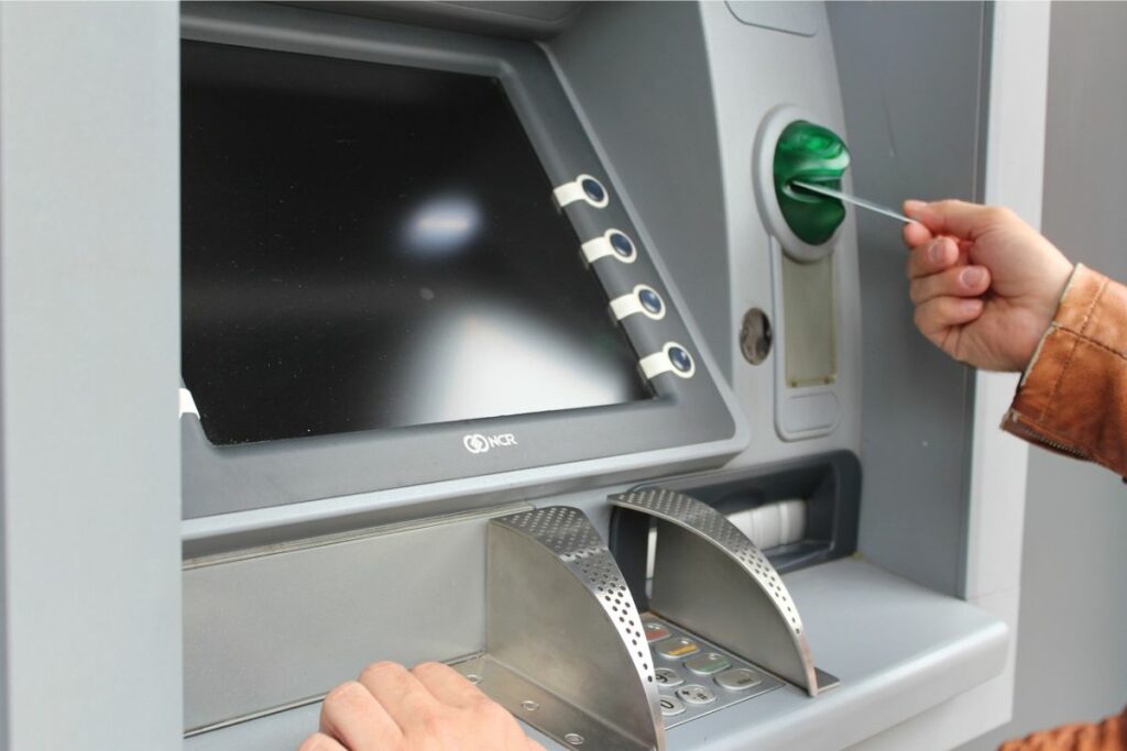 5 Aturan Tidak Tertulis Saat Pakai Mesin ATM, Salah Satunya Adalah kalau Ngitung Uang, Minggir!