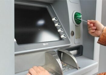 5 Aturan Tidak Tertulis Saat Pakai Mesin ATM, Salah Satunya Adalah kalau Ngitung Uang, Minggir!