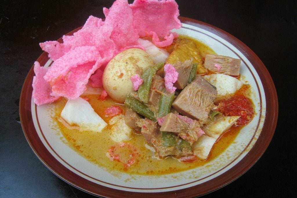 Lontong Sayur Yu Wur Lamongan Bukan Jualan, tapi Sedekah. Seporsi Cuma Rp1.000-an  Mojok.co