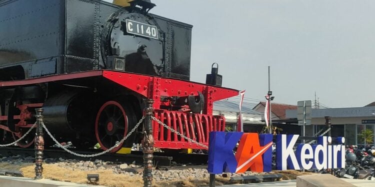 Stasiun Kediri Kian Memikat dengan Alunan Lagu dan Lokomotif Ratusan Tahun Mojok.co