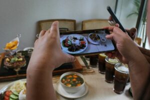 5 Dosa yang Sering Dilakukan Food Vlogger dan Bikin Penonton Jengkel