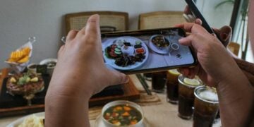 5 Dosa yang Sering Dilakukan Food Vlogger dan Bikin Penonton Jengkel Mojok.co