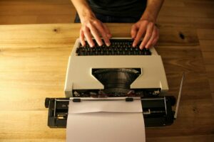 4 Orang yang Nggak Cocok Jadi Penulis Freelance, Mending Cari Pekerjaan Lain daripada Mengeluh Setiap Hari