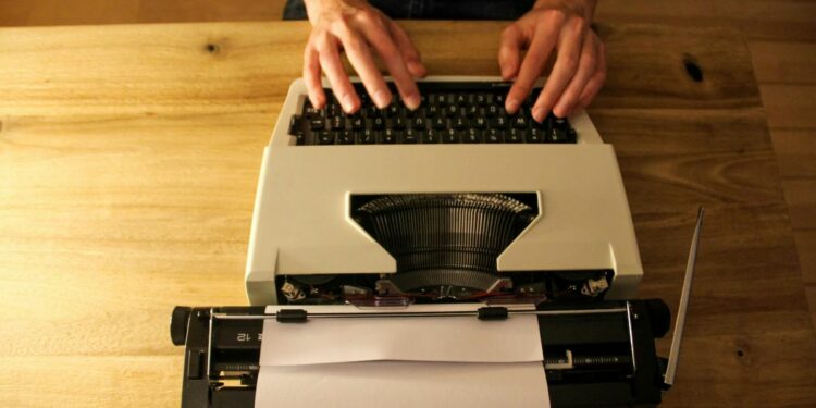 4 Tipe Orang yang Nggak Cocok Jadi Penulis Freelance, Mending Cari Pekerjaan Lain daripada Ngeluh Setiap Hari mencari tema tulisan