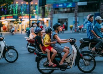 Terkutuklah Orang yang Naik Motor tapi Nggak Tahu Cara Kerja Spion dan Lampu Sein, Mending Tukar Saja Motormu sama Galon Cleo!