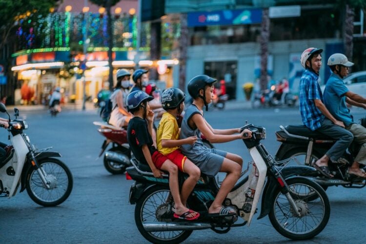 Terkutuklah Orang yang Naik Motor tapi Nggak Tahu Cara Kerja Spion dan Lampu Sein, Mending Tukar Saja Motormu sama Galon Cleo!