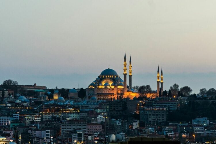 4 Perbedaan Ibadah di Masjid Indonesia dan Turki, Salah Satunya Pakai Sepatu ke Tempat Wudu