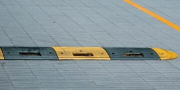 Polisi Tidur, Solusi Persoalan Lalu Lintas yang Malah Merepotkan Pengendara Mojok.co