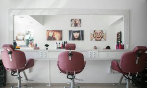 3 Tipe Kapster Menyebalkan yang Bikin Malas Pergi ke Salon
