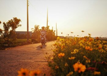 Susahnya Jadi Pengendara Sepeda Motor di Indonesia: Bahan Bakarnya Kotor, Jalannya Remuk, Penerangan Jalan Semakin Remuk!