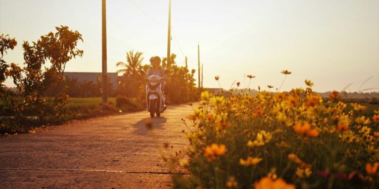 Susahnya Jadi Pengendara Sepeda Motor di Indonesia: Bahan Bakarnya Kotor, Jalannya Remuk, Penerangan Jalan Semakin Remuk!