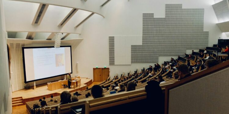 4 Pertanyaan yang Paling Sering Ditanyakan ke Mahasiswa Universitas Terbuka mahasiswa UT kuliah di UT