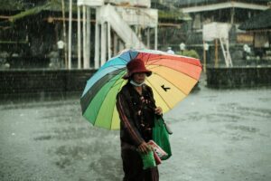 3 Ide Usaha Kecil-kecilan yang Cocok Dijalankan di Musim Hujan, Tetap Cuan meski Basah-basahan!