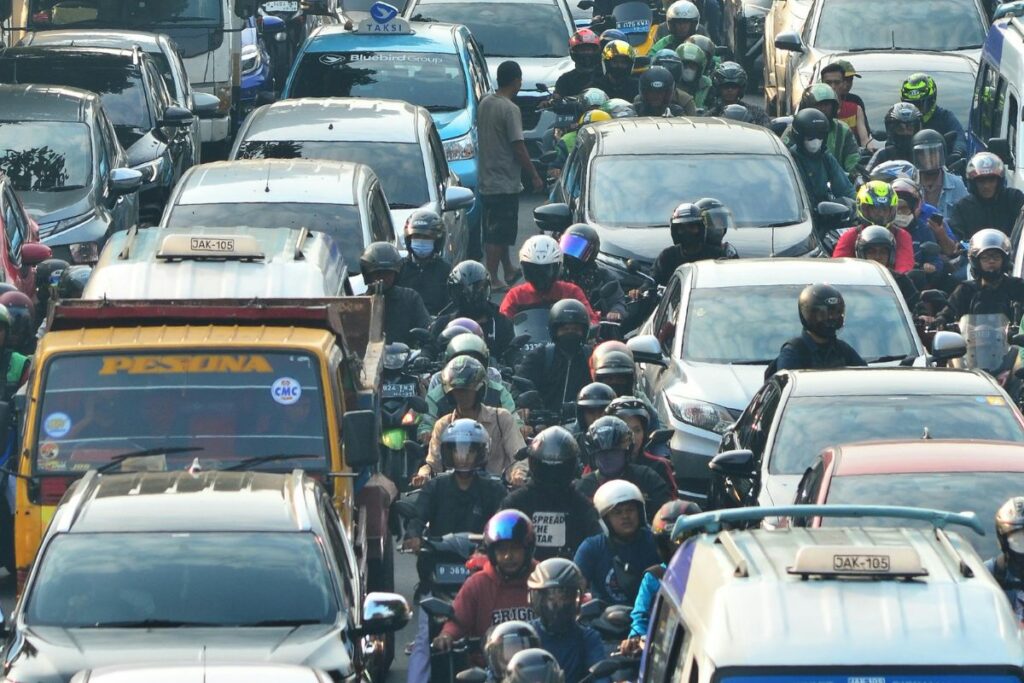 Kemacetan di Pinang Ranti Jakarta Nggak Pernah Selesai Gara-gara Angkot Ngetem Seenak Jidat