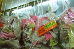 Menerka Alasan Kenapa Kios Buah Juga Jualan Kerupuk