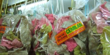 Menerka Alasan Kenapa Kios Buah Juga Jualan Kerupuk