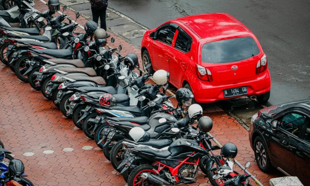 4 Kebiasaan Buruk Saat Parkir Motor yang Dibenci Orang-orang Mojok.co