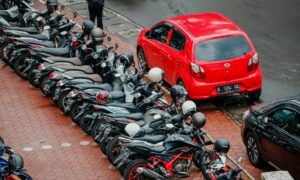 4 Kebiasaan Buruk Saat Parkir Motor yang Dibenci Orang-orang