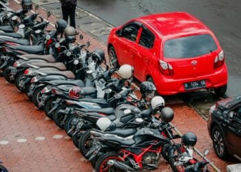 4 Kebiasaan Buruk Saat Parkir Motor yang Dibenci Orang-orang Mojok.co