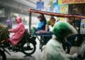 5 Dosa Pengendara Sepeda Motor ketika Musim Hujan Mojok.co