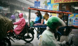 5 Dosa Pengendara Sepeda Motor ketika Musim Hujan