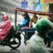 5 Dosa Pengendara Sepeda Motor ketika Musim Hujan Mojok.co