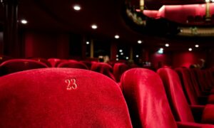 Alasan Kursi Baris Atas Bioskop Lebih Cepat Laku