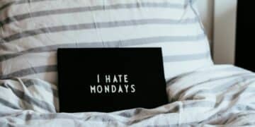 6 Cara Menyiasati Monday Blues, Bebas Penat di Senin Pagi Mojok.co