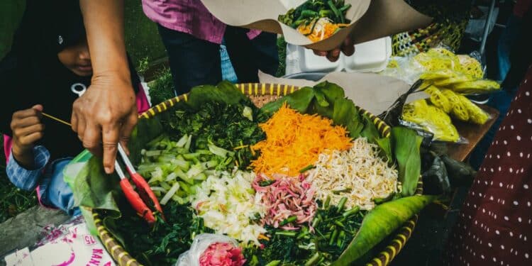 Kenangan Berebut Sebungkus Pecel dari Balik Gerbong Kereta di Stasiun Garahan Jember