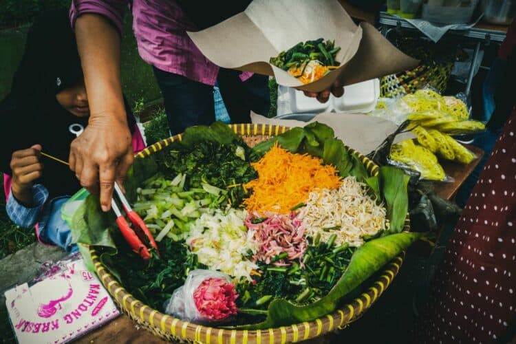 Kenangan Berebut Sebungkus Pecel dari Balik Gerbong Kereta di Stasiun Garahan Jember