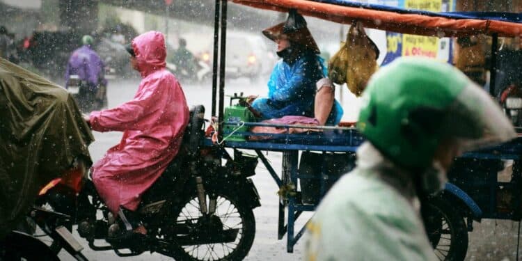 4 Kebiasaan Buruk Pengendara Motor yang Bikin Jas Hujan Cepat Rusak