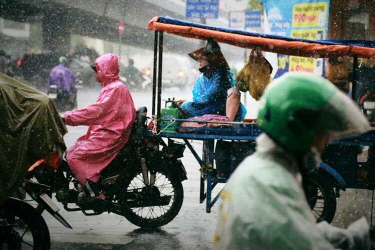 4 Kebiasaan Buruk Pengendara Motor yang Bikin Jas Hujan Cepat Rusak