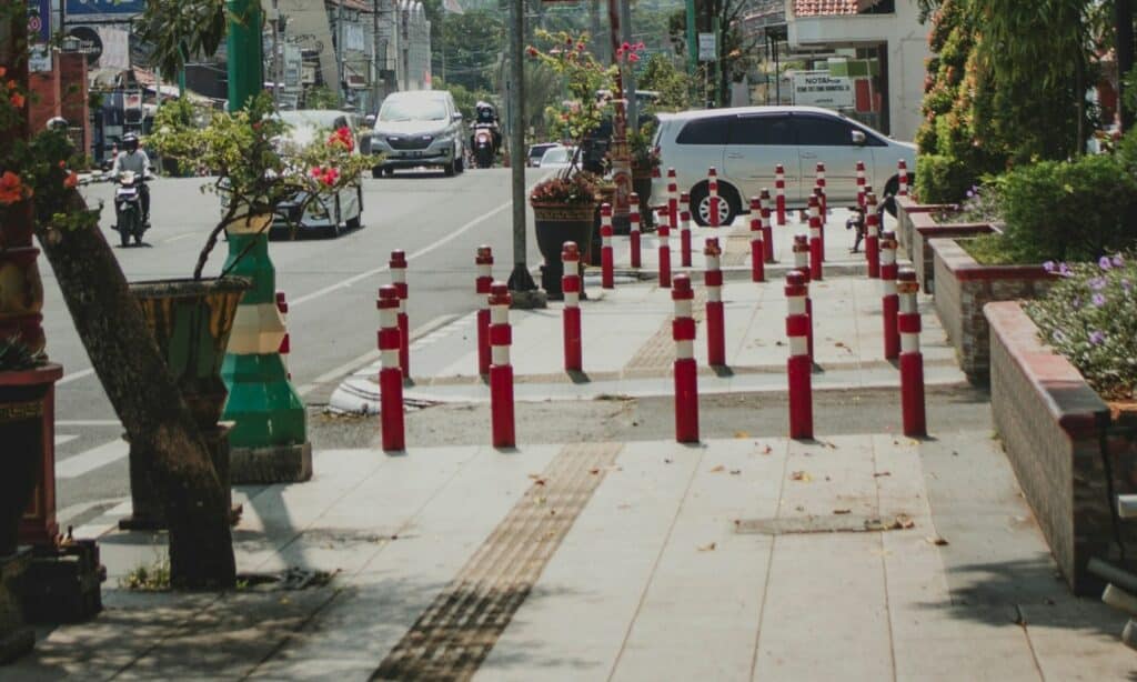 Bukannya Malas, Orang Indonesia Memang “Dipaksa” Nggak Suka Jalan Kaki Mojok.co