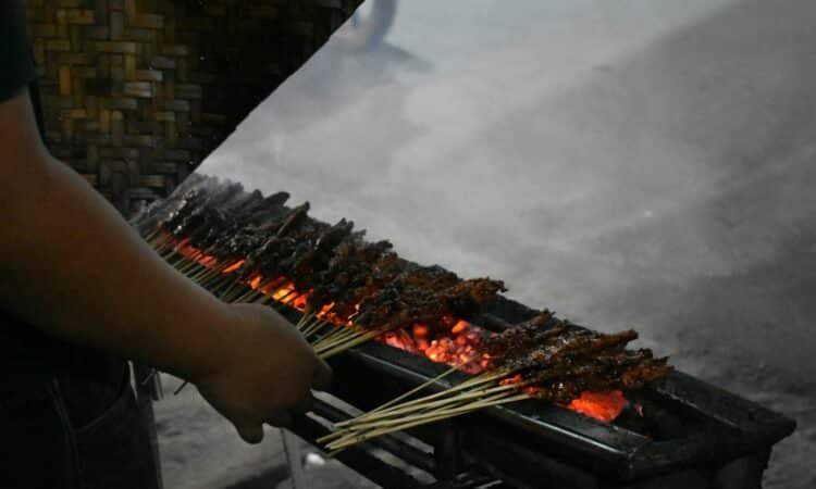 3 Rekomendasi Warung Sate Kambing di Kota Solo yang Tidak Boleh Dilewatkan Mojok.co